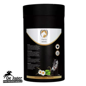 Black cylindrical bag of De Jaer herbs horse feed (Herbs ZomerMix), 1 kg, with white-gold label and horse image with flowers at the base.