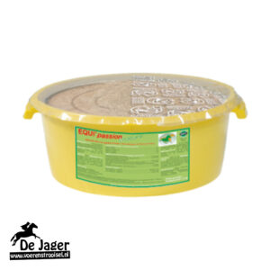 Yellow plastic tub of Equi Passion horse feed with a foil-sealed lid and green product label, De Jager logo visible in the corner