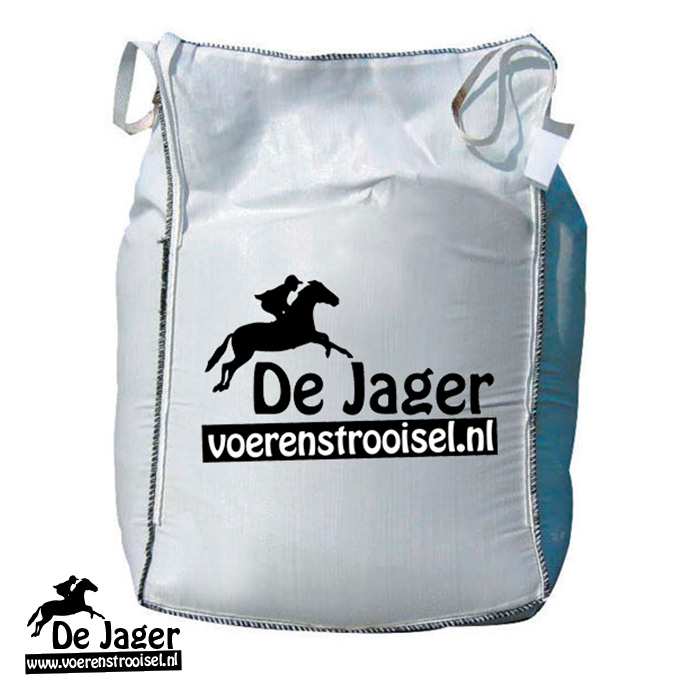 White bag with De Jager logo (horse and rider) and voerenstrooisel.nl branding on the front, product packaging.